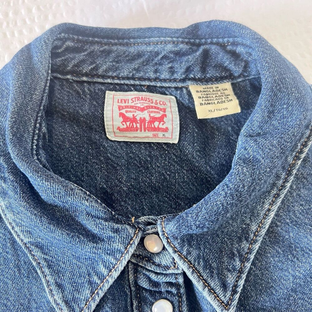 Levi's Women's Medium Wash Camp Shirt Short Sleeve Snaps - Picture 2 of 7
